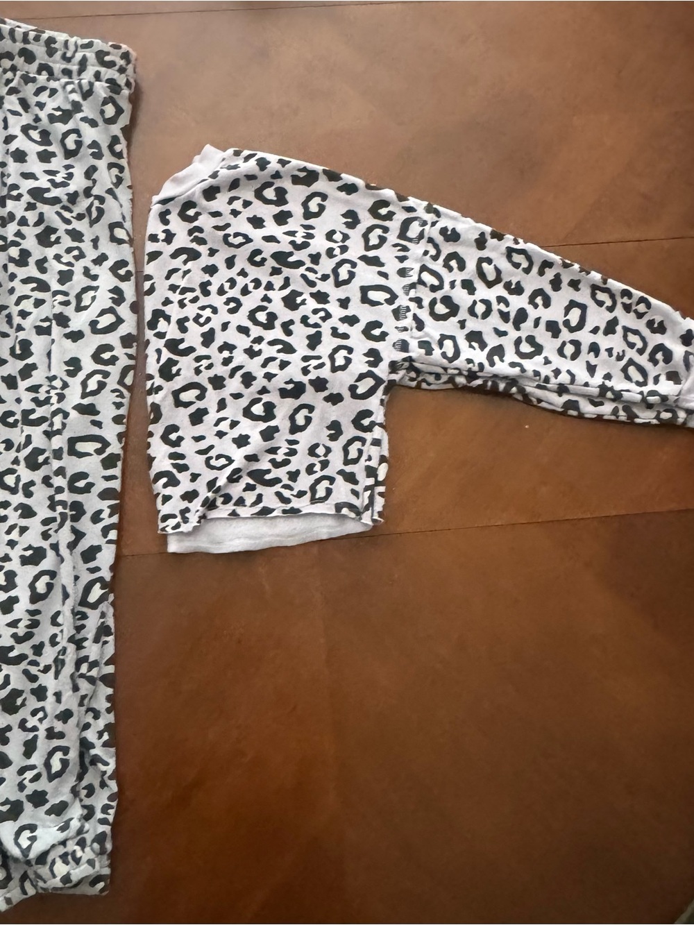 Colsie White and Black Leopard Print Long Sleeve Top